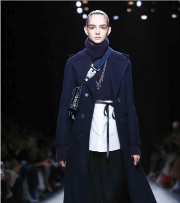موضة تنورة التول وحقيبة الحزام على الكتف من فالينتينو لشتاء 2017