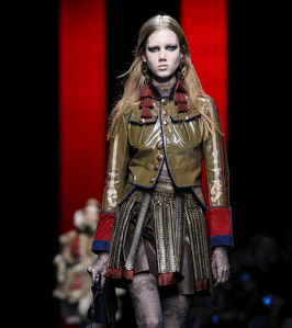 موضة التنورة الجلدية المثنية من Dsquared2