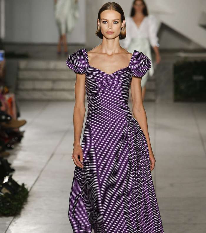 الفستان المنقط بالقصة المنفوخة والطول المتوسط من كارولينا هيريرا لصيف 2018