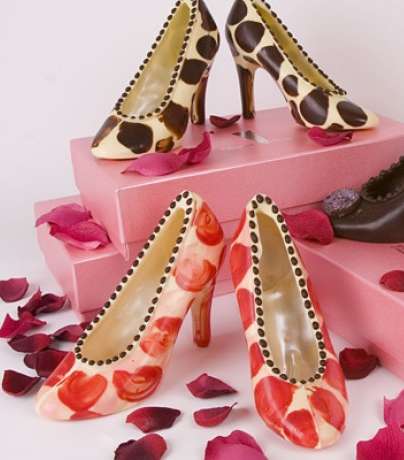 جمع متجر West London chocolate shop بين الأحذية والشوكولاتة الأمرين المفضّلين لدى النساء!