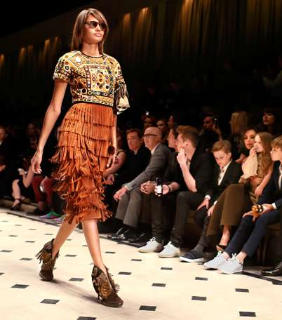 بالصورن اليك تفاصيل عرض ازياء بربري في لوس انجلوس