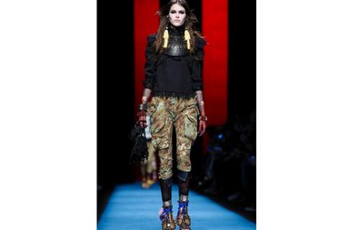 موضة السراويل المزمومة المطبعة بالنقشة العسكرية من Dsquared2