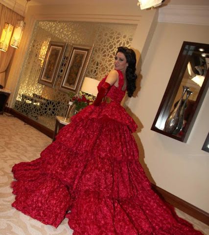 فستان ملكة أحمر اعتمدته ديانا حداد