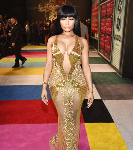 نيكي ميناج في حفل VMAs 2015 بفستان من توقيع La Bourjoisie