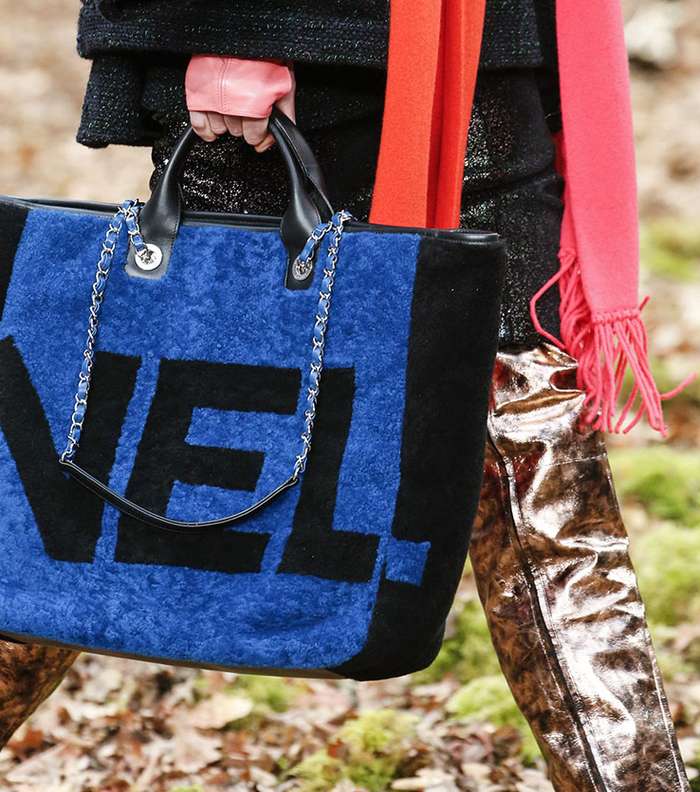 حقيبة CHANEL المطبعة بشعار العلامة