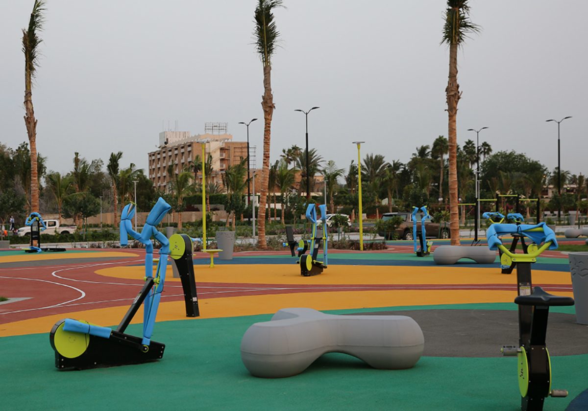 بعض الأجهزة الرياضية في الواجهة البحرية بجدة