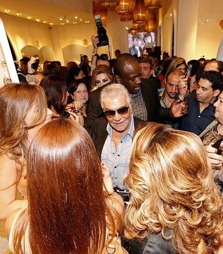 روبيرتو كافالي بين الجموع في حفل إطلاق عطريه