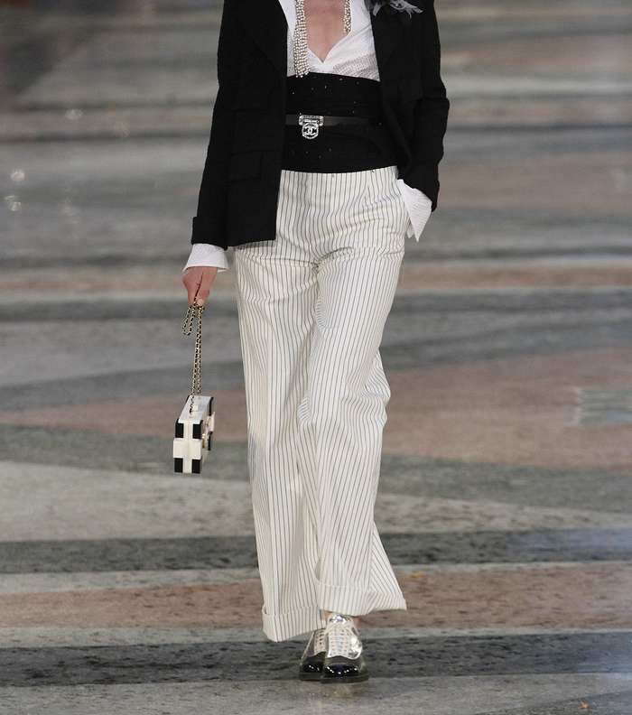 موضة السترة الرسمية فوق القميص الكلاسيكي من مجموعة CHANEL كروز 2017