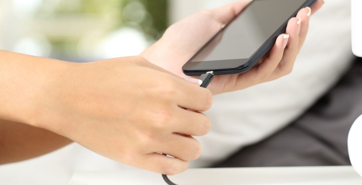 توقفي عن شحن بطارية هاتفك ليلاً