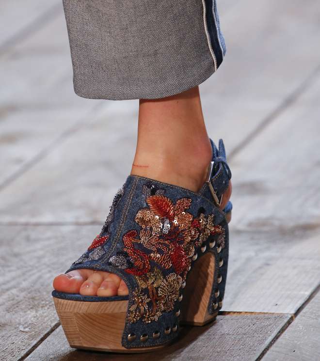 حذاء المول من الجينز المطرز من الكسندر ماكوين لصيف 2016