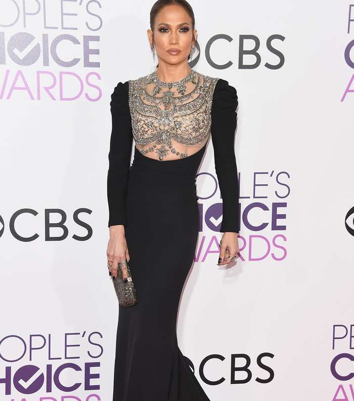 جنيفر لوبيز بفستان اسود طويل وسلاسل معدنية على الصدر من ريم عكرا في حفل People's choice awards 2017
