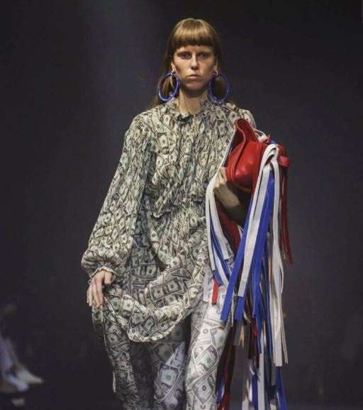 الاقمشة المطبعة تسيطر على مجموعة علامة بلانسياغا Balenciaga الجديدة لصيف 2018