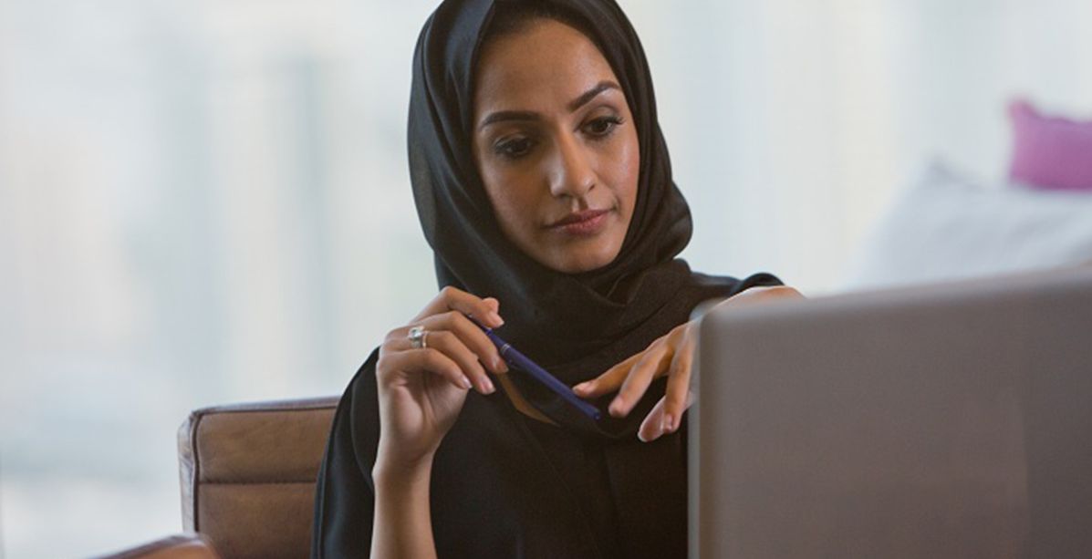 لأول مرة المرأة السعودية على خشبة المسرح أمام الرجل