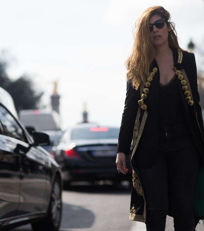 موضة المعطف المطرز في شوارع باريس في اليوم السابع من أسبوع الموضة