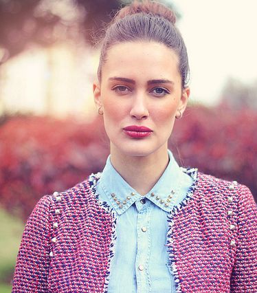 ماكياج ربيعي مع تسريحة الكعكة العالية