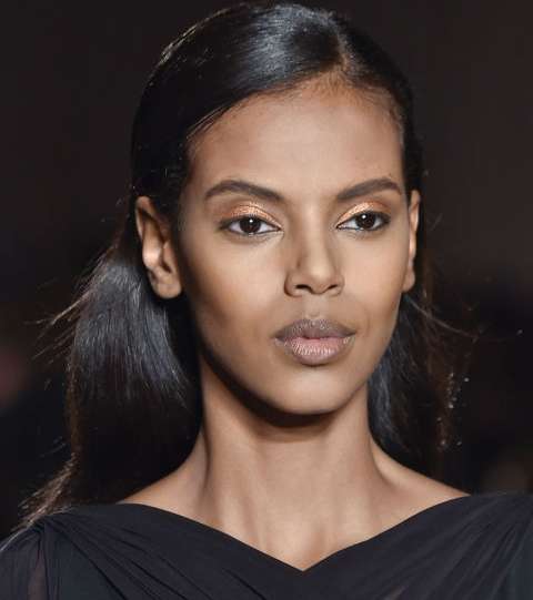 ظلال العيون البرونزية لإطلالة دافئة