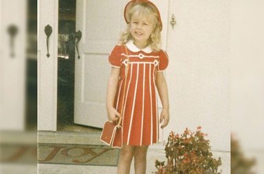 هذه الطفلة أصبحت نجمة بارزة في عالم هوليوود.. فهل تعرفت على ملامحها؟