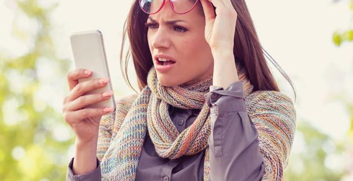 احذرن يا فتيات الإمارات، تصفح هاتف الشريك جريمة!