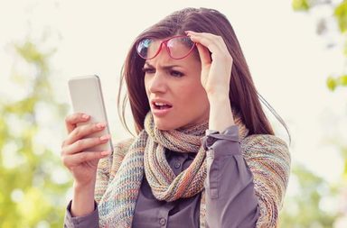 احذرن يا فتيات الإمارات، تصفح هاتف الشريك جريمة!