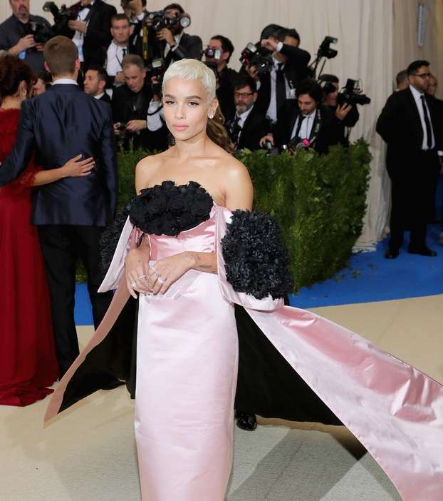 ZOE KRAVITZ بفستان من اوسكار دي لا رانتا في حفل الميت غالا 2017