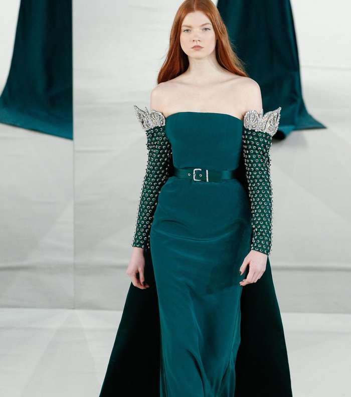 الفستان بالقصة المستقيمة مع المشلح على الاكتاف والحزام على الخصر من Alexis Mabille لصيف 2017