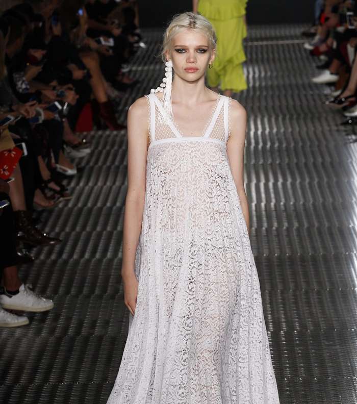 موضة فستان الدانتيل بالطول المتوسط والاقراط الكبيرة من No.21 لصيف 2017