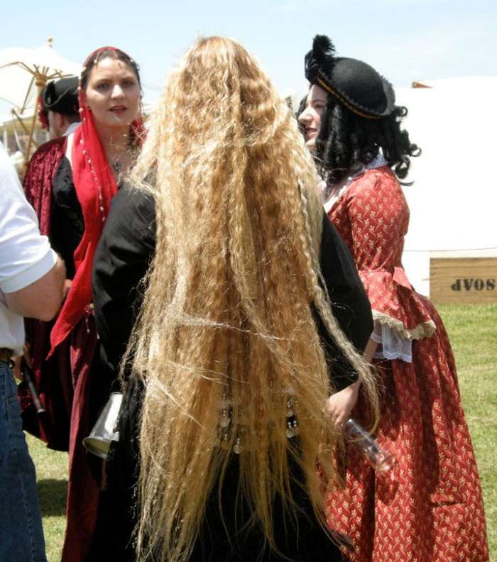 الشعر الطويل المموّج باللون الأشقر