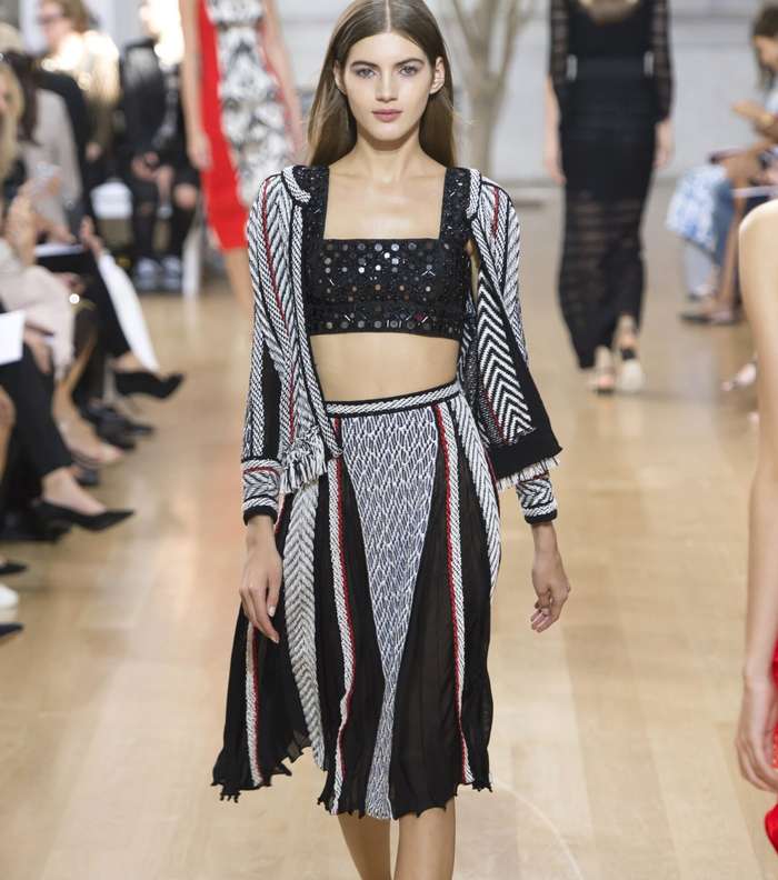 موضة التنورة مع الشق المنسقة مع التوب باسلوب الـ Bandeau من اوسكار دي لا رانتا