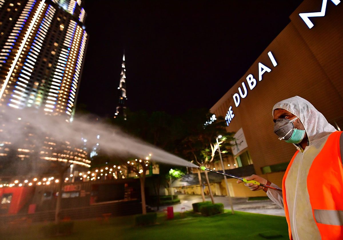 عمليات التعقيم على مدار 24 ساعة لمكافحة فيروس كورونا في دبي