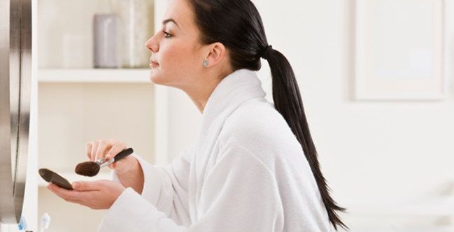 طريقة عمل مكياج وردي وفضي بالصور