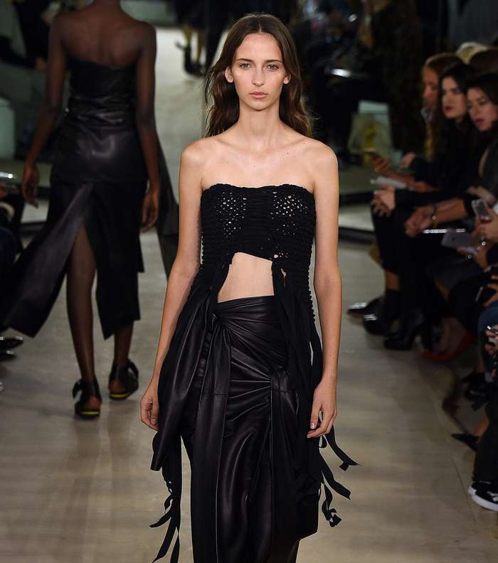 موضة التوب القصيرة من Joseph لصيف 2016