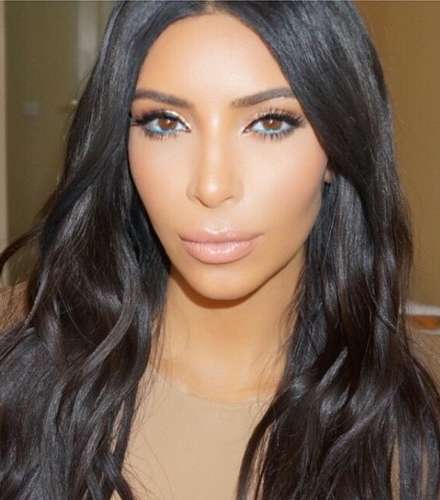 أحدث صور ماكياج كيم كارداشيان على إنستغرام بالآيلاينر الأزرق