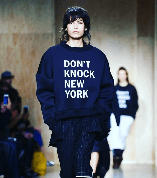 الكنزات المطبعة بالشعارات في عرض DKNY لشتاء 2017 من الصور الاكثر تداولا على انستقرام