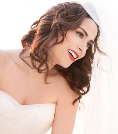 ماكياج عروس مع أحمر شفاه أحمر