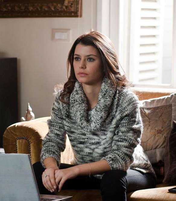 تألقي بالكنزات الصوفية والفضفاضة على طريقة الممثلة التركية سمر أو بيرين سات