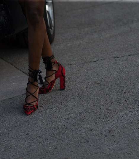 حذاء مميز ترصده كاميرا ياسمينة في شوراع باريس خلال اسبوع الموضة