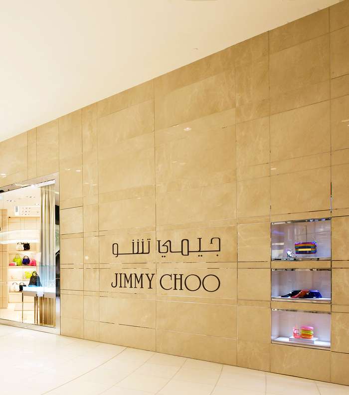إليك نافذة متجر Jimmy Choo في دبي مول