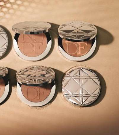 مجموعة Diorskin Nude Tan Matte من Dior للحصول على بشرة متوهّجة بتركيبة بودرة رائعة. 