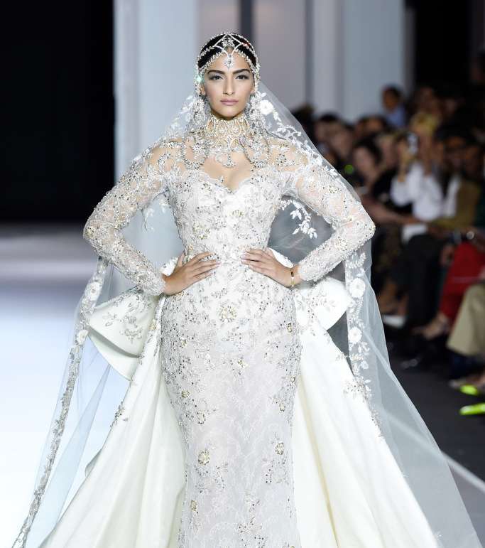 نجمة بوليوود سونام كابور بفستان زفاف Ralph & Russo