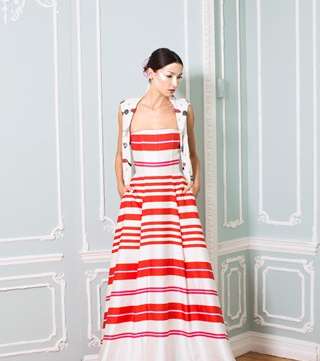 إكتشفي فساتين Alice + Olivia لصيف 2015