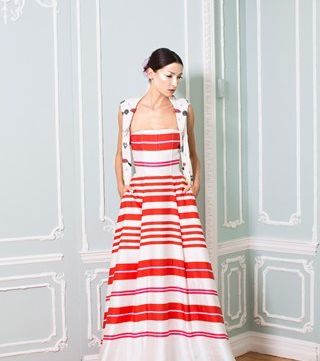 إكتشفي فساتين Alice + Olivia لصيف 2015