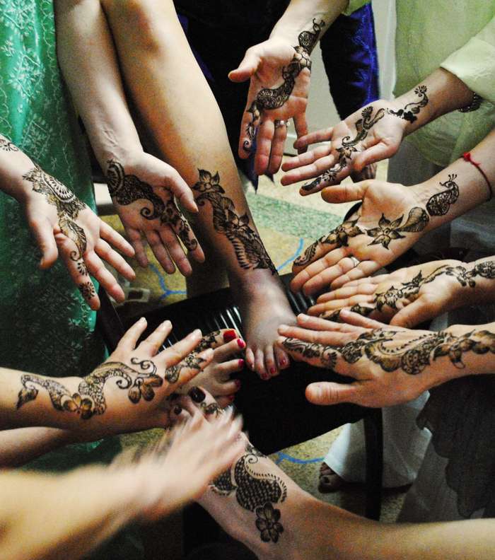 تبديل جذري في إطلالة صديقاتك في تلك الليلة