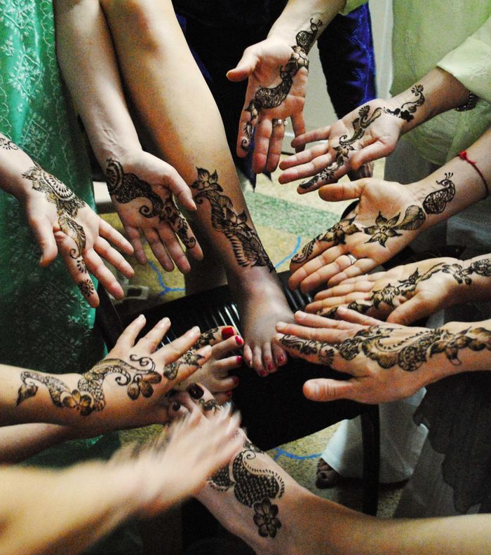 تبديل جذري في إطلالة صديقاتك في تلك الليلة