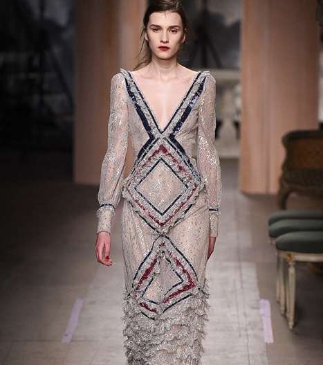 موضة الفساتين الطويلة المزينة الريش من Erdem لشتاء 2017