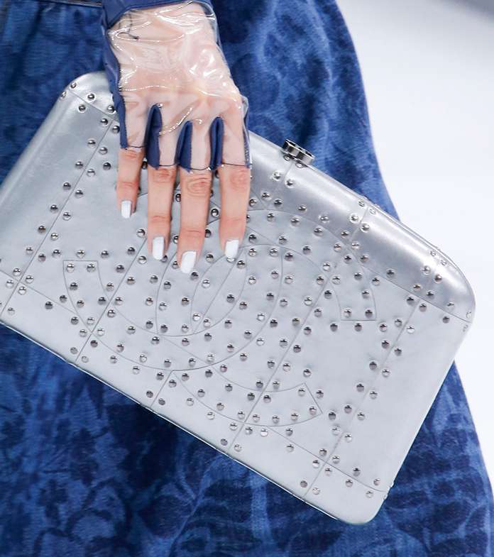 كلاتش ميتاليكي من CHANEL لصيف 2016