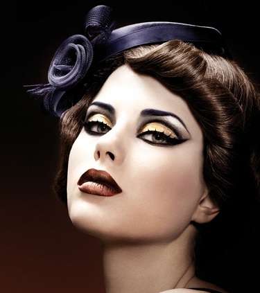 ماكياج عيون قوي مرتكز إلى الآيلاينر والماسكارا الكثيفة 