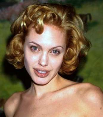 إنجلينا جولي بالشعر الأشقر القصير