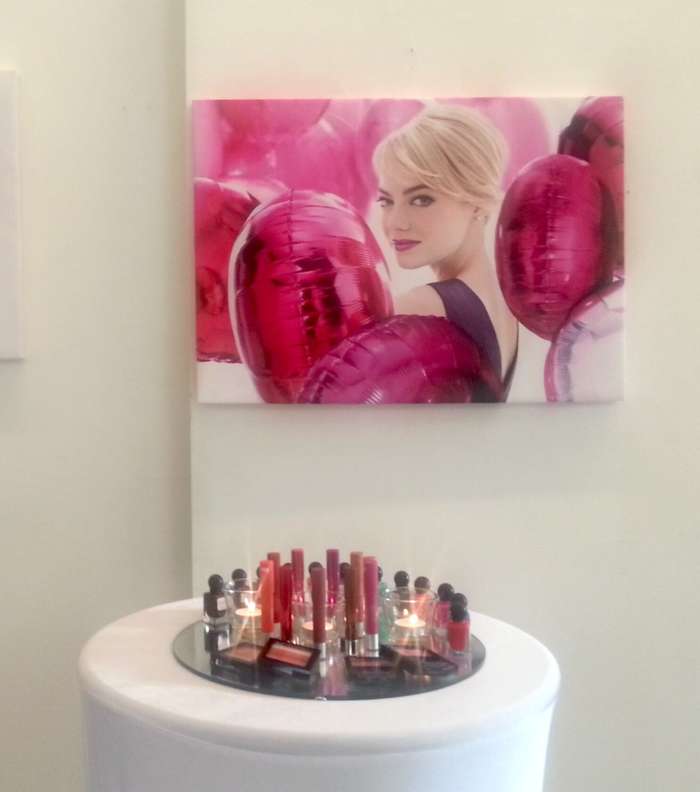لوحات تعرض مستحضرات مجموعة ريفلون الجديدة والمليئة بالألوان مع Emma Stone