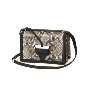 إطلالات أنيقة مع حقيبة The Barcelona من دار Loewe