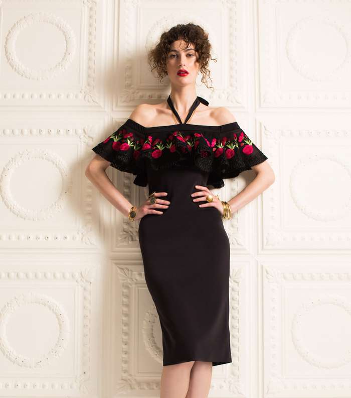 موضة الفستان المطبع بالورود وبقصة الاكمام المنسدلة على الاكتاف من تمبرلي لندن